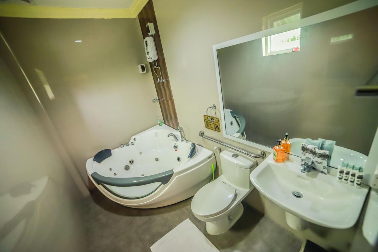 Villa Esmeralda Bryan'S Resort Hotel And Restaurant Palayan City Bagian luar foto