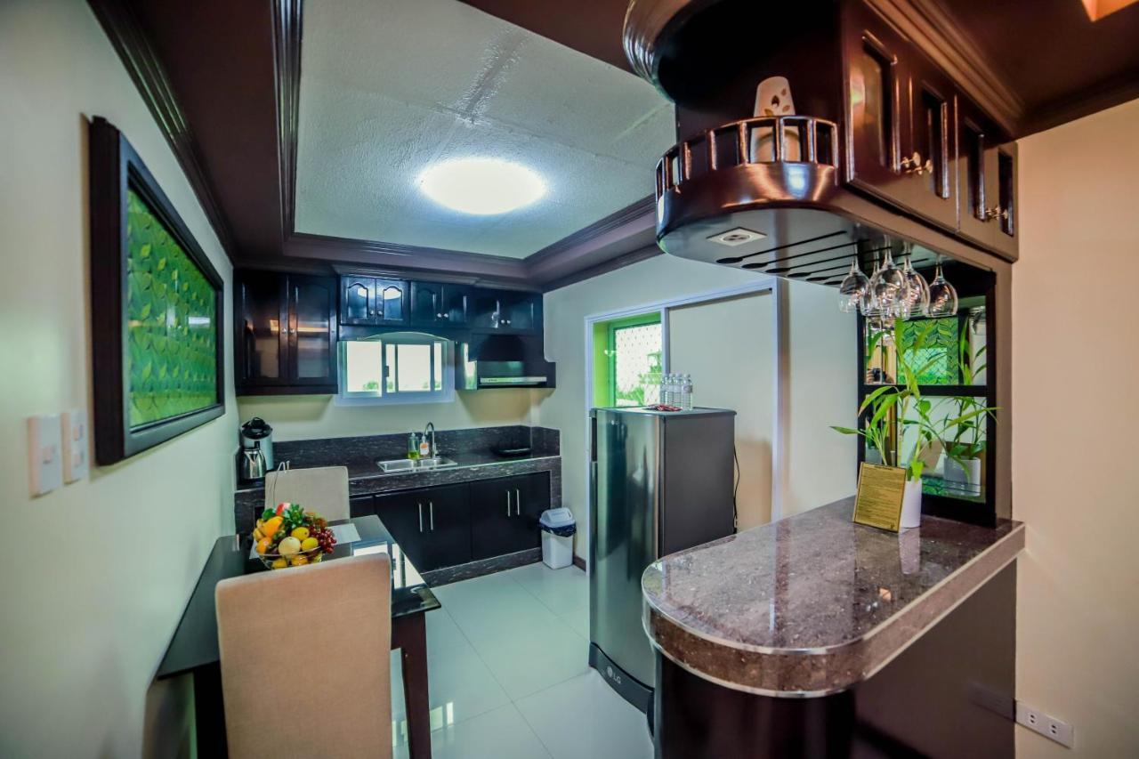 Villa Esmeralda Bryan'S Resort Hotel And Restaurant Palayan City Bagian luar foto