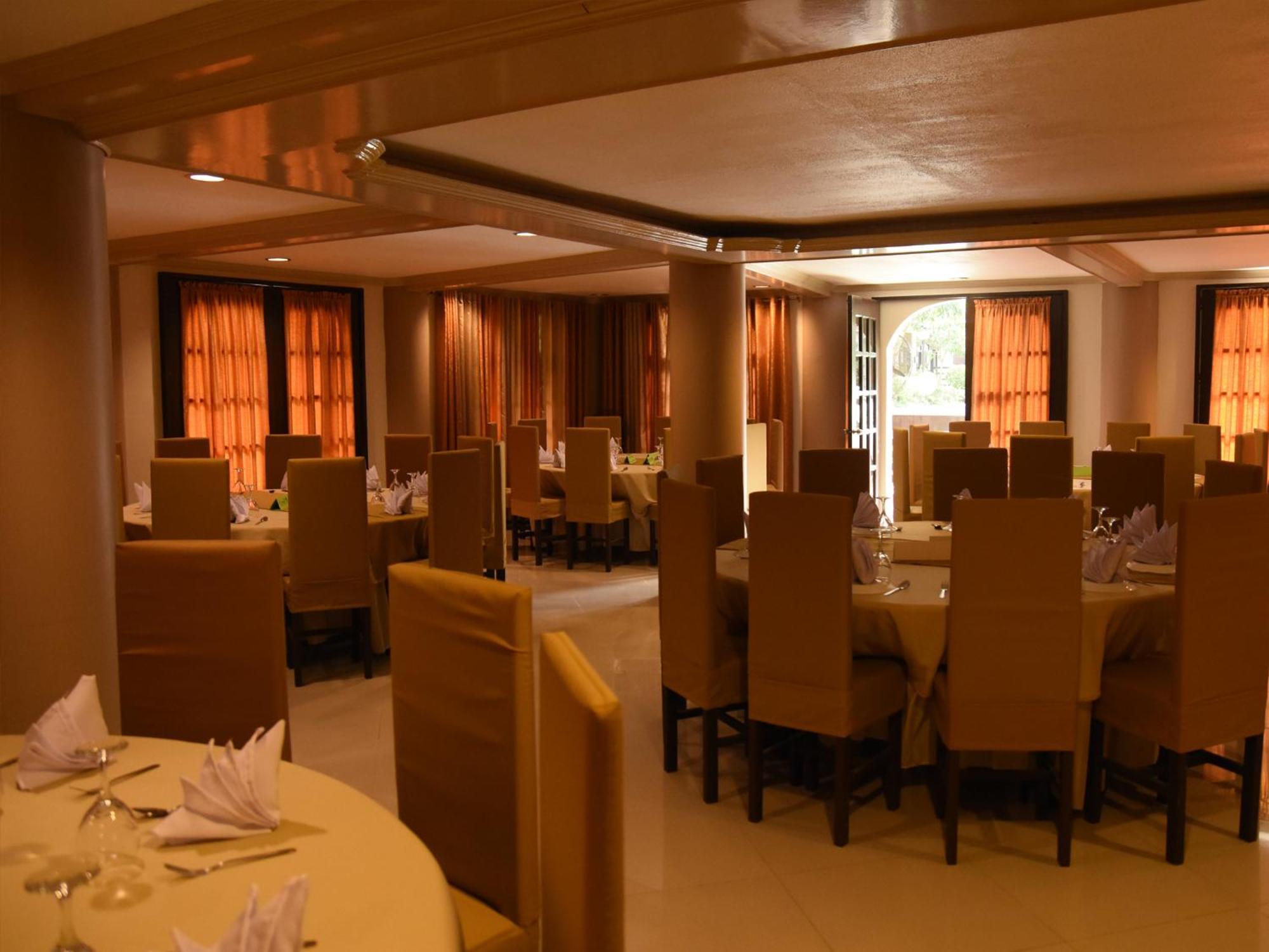 Villa Esmeralda Bryan'S Resort Hotel And Restaurant Palayan City Bagian luar foto